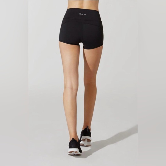 Lululemon x Barry’s bootcamp in movement shorts size 4 - Picture 3 of 6